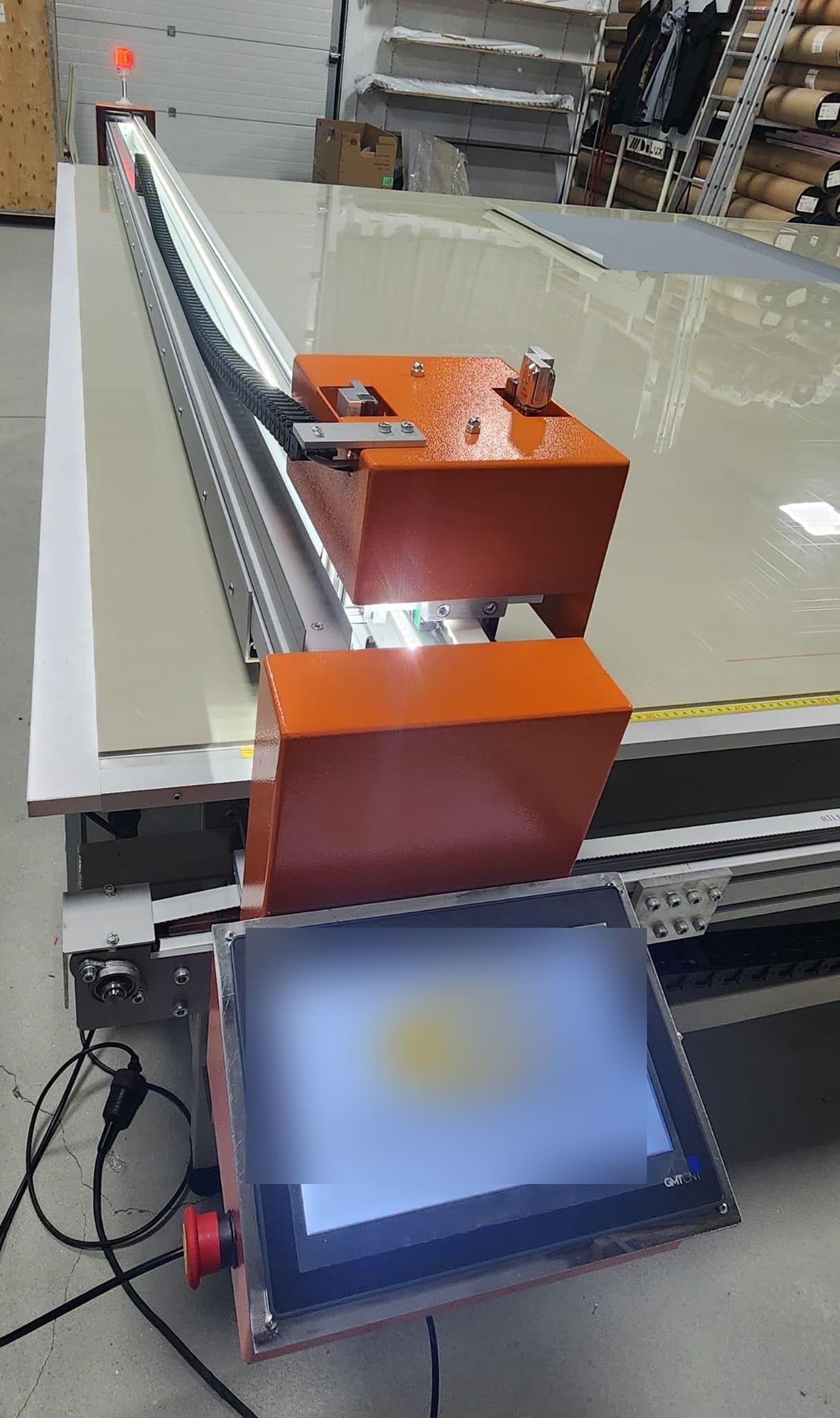 سر برش دستگاه CNC به همراه پنل کنترل لمسی نصب‌شده روی بازوی دستگاه
