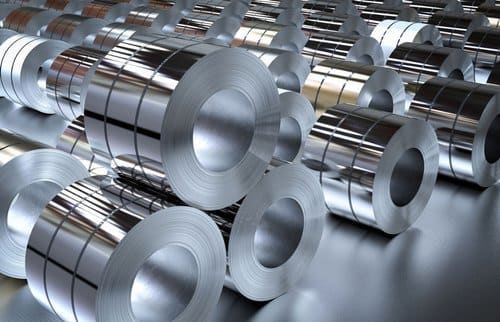 ردیف کویلهای فولاد سیلیکونی در انبار صنعتی پیش از حمل